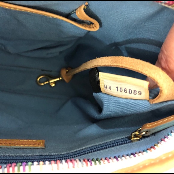 Dooney & Bourke second hand with stain - Picture 8 of 11